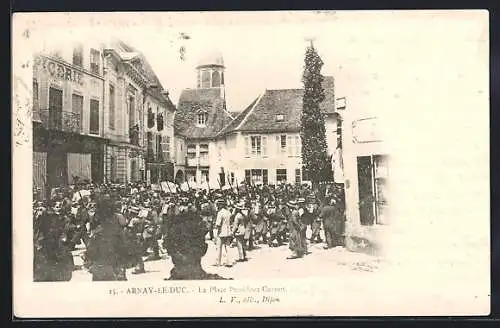 AK Arnay-le-Duc, La Place Président Carnot avec une foule rassemblée