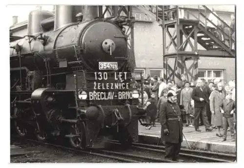 2 Fotografien unbekannter Fotograf, Ansicht Breclav / Lundenburg, Eisenbahn Jubiläum CSD mit Dampflok 354.769 im Bahnhof