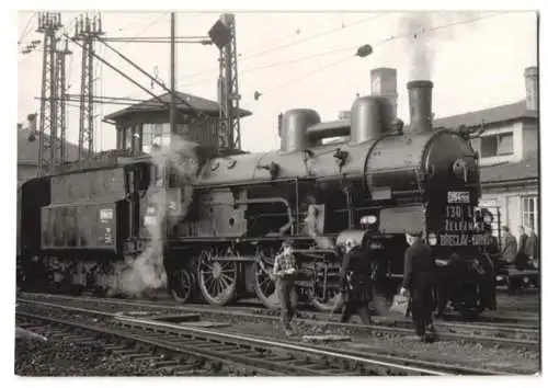 2 Fotografien unbekannter Fotograf, Ansicht Breclav / Lundenburg, Eisenbahn Jubiläum CSD mit Dampflok 354.769 im Bahnhof