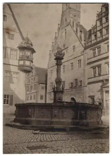 Fotografie unbekannter Fotograf, Ansicht Cesky Krumlov, Zentraler Platz mit Brunnen