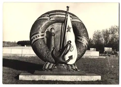 8 Fotografien Ansicht Berlin-Treptow, Statuen und Denkmäler vom Sowjetischen Ehrenmal im Treptower park