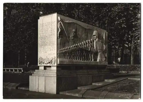 8 Fotografien Ansicht Berlin-Treptow, Statuen und Denkmäler vom Sowjetischen Ehrenmal im Treptower park