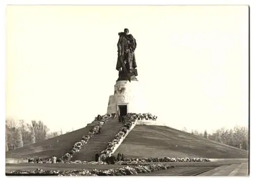 8 Fotografien Ansicht Berlin-Treptow, Statuen und Denkmäler vom Sowjetischen Ehrenmal im Treptower park