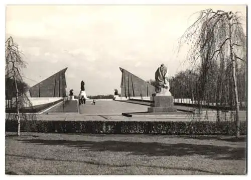 8 Fotografien Ansicht Berlin-Treptow, Statuen und Denkmäler vom Sowjetischen Ehrenmal im Treptower park