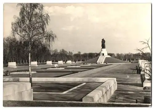 8 Fotografien Ansicht Berlin-Treptow, Statuen und Denkmäler vom Sowjetischen Ehrenmal im Treptower park