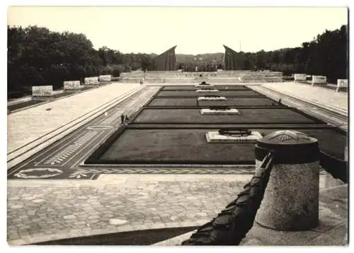 8 Fotografien Ansicht Berlin-Treptow, Statuen und Denkmäler vom Sowjetischen Ehrenmal im Treptower park