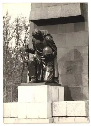 8 Fotografien Ansicht Berlin-Treptow, Statuen und Denkmäler vom Sowjetischen Ehrenmal im Treptower park