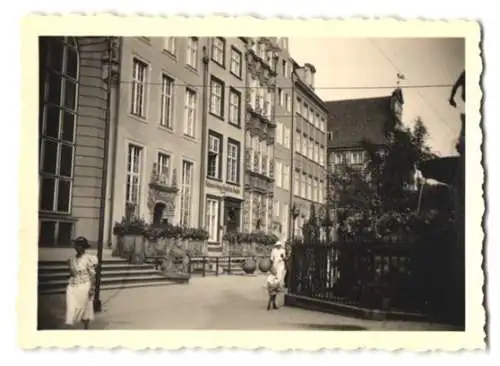 14 Fotografien Ansicht Danzig, Frauengasse 42, Langer Markt, Massengüterhafen, pol. Schulschiff, Schichau-Werft, 1938