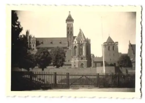 9 Fotografien Ansicht Marienburg /Malbork, Strassenpartie mit Rathaus und Marientor, Burghof, St. Marienkirche 1938