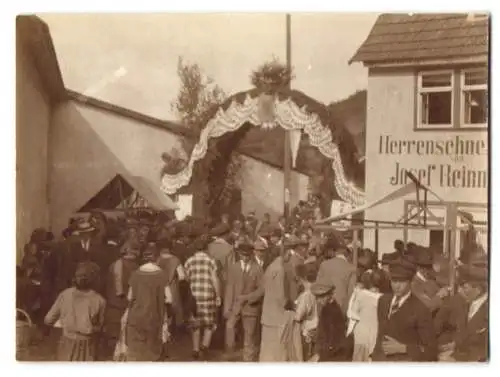 21 Fotografien Ansicht Brückenau, Umzugswägen und Orchester zum Erntedankfest, Festwagen, Bäcker, Schneider, Radmacher