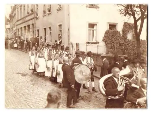 21 Fotografien Ansicht Brückenau, Umzugswägen und Orchester zum Erntedankfest, Festwagen, Bäcker, Schneider, Radmacher