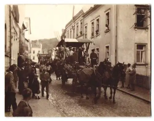 21 Fotografien Ansicht Brückenau, Umzugswägen und Orchester zum Erntedankfest, Festwagen, Bäcker, Schneider, Radmacher