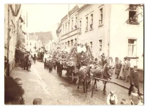 21 Fotografien Ansicht Brückenau, Umzugswägen und Orchester zum Erntedankfest, Festwagen, Bäcker, Schneider, Radmacher