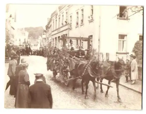 21 Fotografien Ansicht Brückenau, Umzugswägen und Orchester zum Erntedankfest, Festwagen, Bäcker, Schneider, Radmacher