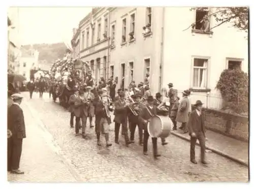 21 Fotografien Ansicht Brückenau, Umzugswägen und Orchester zum Erntedankfest, Festwagen, Bäcker, Schneider, Radmacher