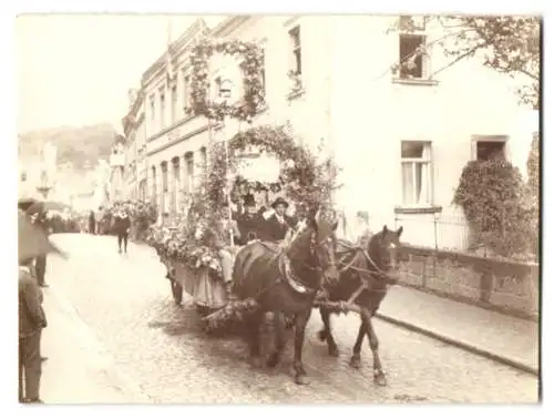 21 Fotografien Ansicht Brückenau, Umzugswägen und Orchester zum Erntedankfest, Festwagen, Bäcker, Schneider, Radmacher