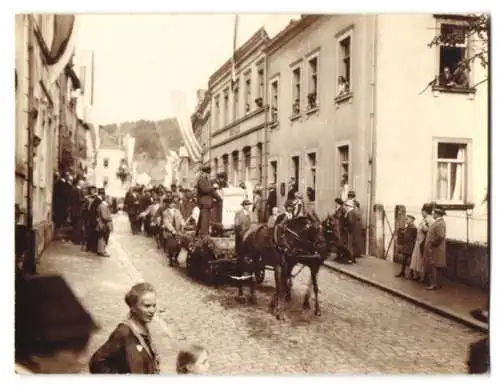 21 Fotografien Ansicht Brückenau, Umzugswägen und Orchester zum Erntedankfest, Festwagen, Bäcker, Schneider, Radmacher