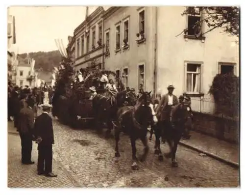 21 Fotografien Ansicht Brückenau, Umzugswägen und Orchester zum Erntedankfest, Festwagen, Bäcker, Schneider, Radmacher