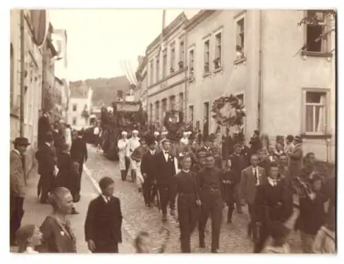 21 Fotografien Ansicht Brückenau, Umzugswägen und Orchester zum Erntedankfest, Festwagen, Bäcker, Schneider, Radmacher