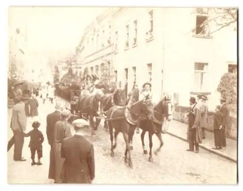 21 Fotografien Ansicht Brückenau, Umzugswägen und Orchester zum Erntedankfest, Festwagen, Bäcker, Schneider, Radmacher