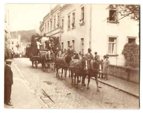 21 Fotografien Ansicht Brückenau, Umzugswägen und Orchester zum Erntedankfest, Festwagen, Bäcker, Schneider, Radmacher