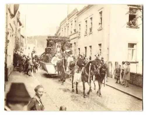 21 Fotografien Ansicht Brückenau, Umzugswägen und Orchester zum Erntedankfest, Festwagen, Bäcker, Schneider, Radmacher