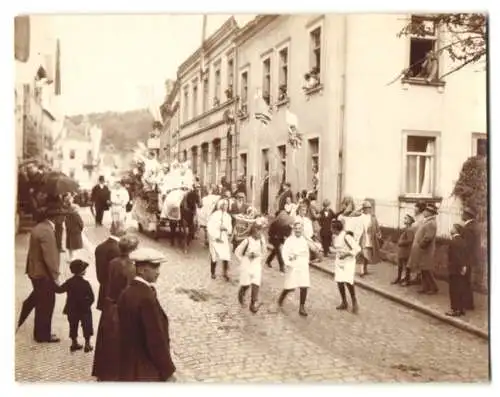 21 Fotografien Ansicht Brückenau, Umzugswägen und Orchester zum Erntedankfest, Festwagen, Bäcker, Schneider, Radmacher