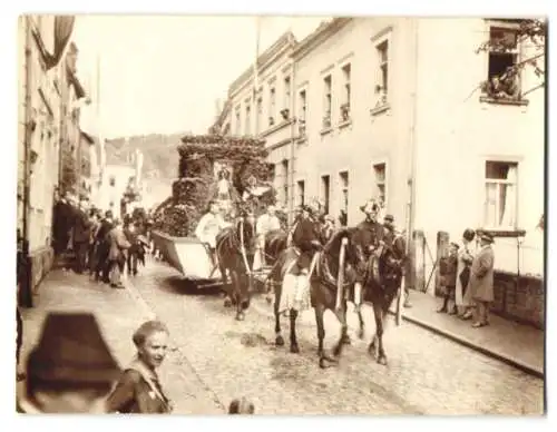 21 Fotografien Ansicht Brückenau, Umzugswägen und Orchester zum Erntedankfest, Festwagen, Bäcker, Schneider, Radmacher