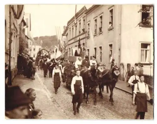 21 Fotografien Ansicht Brückenau, Umzugswägen und Orchester zum Erntedankfest, Festwagen, Bäcker, Schneider, Radmacher