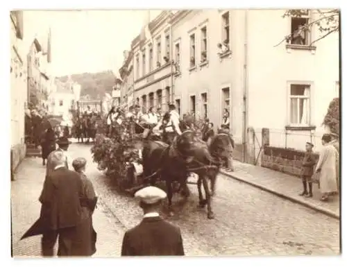 21 Fotografien Ansicht Brückenau, Umzugswägen und Orchester zum Erntedankfest, Festwagen, Bäcker, Schneider, Radmacher