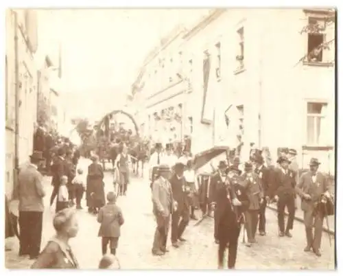 21 Fotografien Ansicht Brückenau, Umzugswägen und Orchester zum Erntedankfest, Festwagen, Bäcker, Schneider, Radmacher