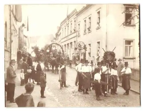 21 Fotografien Ansicht Brückenau, Umzugswägen und Orchester zum Erntedankfest, Festwagen, Bäcker, Schneider, Radmacher