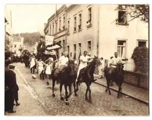 21 Fotografien Ansicht Brückenau, Umzugswägen und Orchester zum Erntedankfest, Festwagen, Bäcker, Schneider, Radmacher