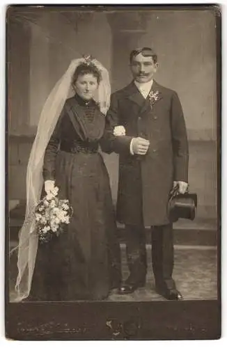 Fotografie Eckard Lieberknecht, Villingen /Baden, Bürgerliches Ehepaar, die Braut im schwarzen Kleid mit weissem Schleier