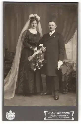 Fotografie J. W. Hornung, Tübingen, Uhlandstrasse 11, Bürgerliches Brautpaar, sie im schwarzen Kleid mit weissem Schleier