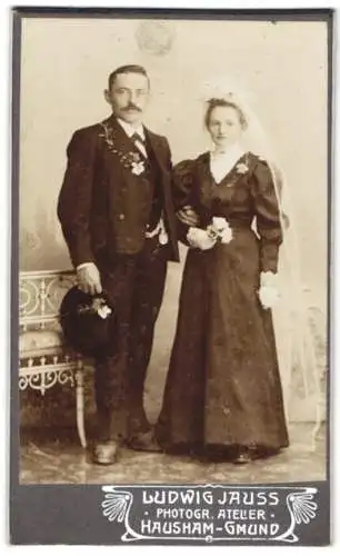 Fotografie Ludwig Jauss, Hausham-Gmund, Junges Ehepaar zur Hochzeit, sie im Schwarzen Brautkleid