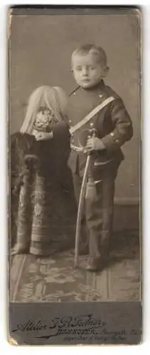 Fotografie J. B. Feilner, Hannover, Georgstr. 25, Junger Knabe in Ulanen-Uniform mit Rossbusch-Pickelhaube, 1905