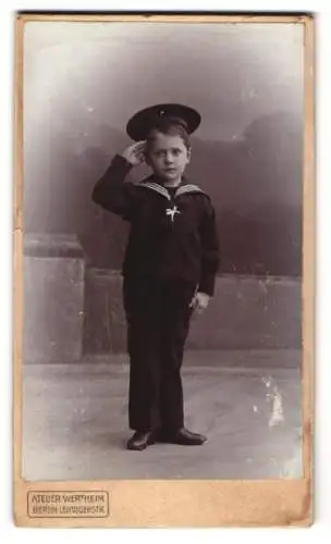 Fotografie Atelier Wertheim, Berlin, junger Knabe als Matrose in Uniform mit Mützenband Wittelsbach, Salut Gruss