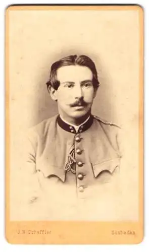 Fotografie J. N. Scheffler, Szabadka, K.u.K. Soldat in Uniform mit zwei Sternen und Mustasch