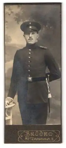 Fotografie Brüere, Metz, Rattenturmstr. 8, Soldat in Uniform des Art. Rgt. 12 mit Bajonett