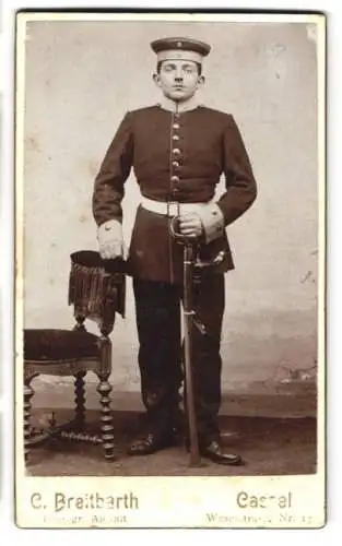 Fotografie C. Breitbarth, Cassel, junger Soldat in Uniform mit Säbel und Portepee