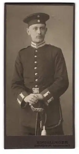 Fotografie Ensslinger, Darmstadt, Schulstr. 3, Soldat in Garde Uniform mit Säbel samt Portepee