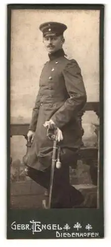 Fotografie Gebr. Engel, Diedenhofen, Soldat in Uniform Rgt. 2 mit Säbel und Portepee