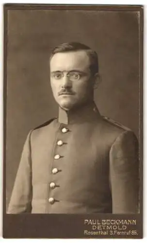 Fotografie Paul Beckmann, Detmold, Soldat in Uniform Rgt. 7 mit Zwicker Brille