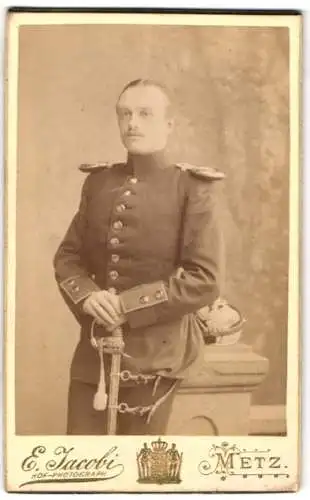 Fotografie E. Jacobi, Metz, preussischer Soldat in Uniform mit Epauletten nebst Pickelhaube, Säbel mit Portepee