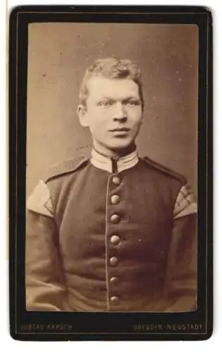 Fotografie Gustav Karsch, Dresden, junger Soldat in Garde Musiker Uniform mit Schwalbennestern