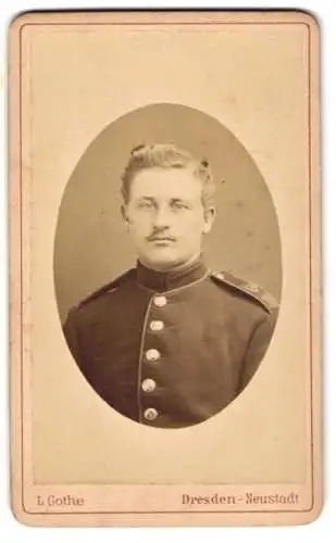 Fotografie L. Gothe, Dresden-Neustadt, sächsischer Soldat in Uniform Rgt. 103