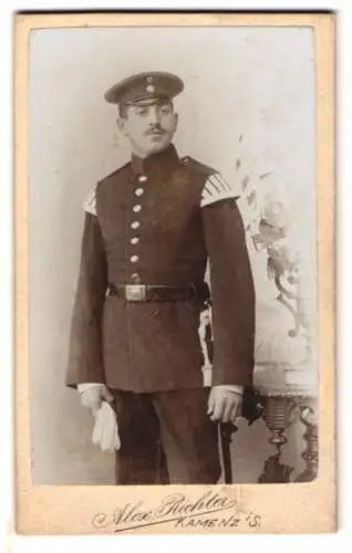 Fotografie Alex. Richter, Kamenz i. Sa., sächsischer Soldat in Musiker Uniform Rgt. 178 mit Schwalbennest, Bajonett