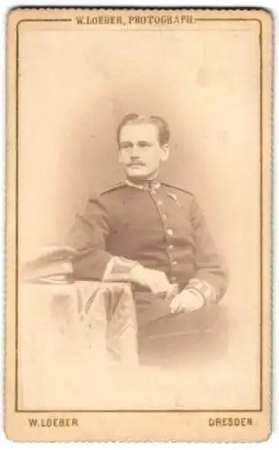 Fotografie W. Loeber, Dresden, Uffz. in Garde Uniform mit Orden an der Brust