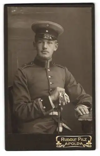 Fotografie Rudolf Pilz, Apolda, Einjährig-Freiwilliger Uffz. in Artillerie Uniform mit Säbel und Portepee